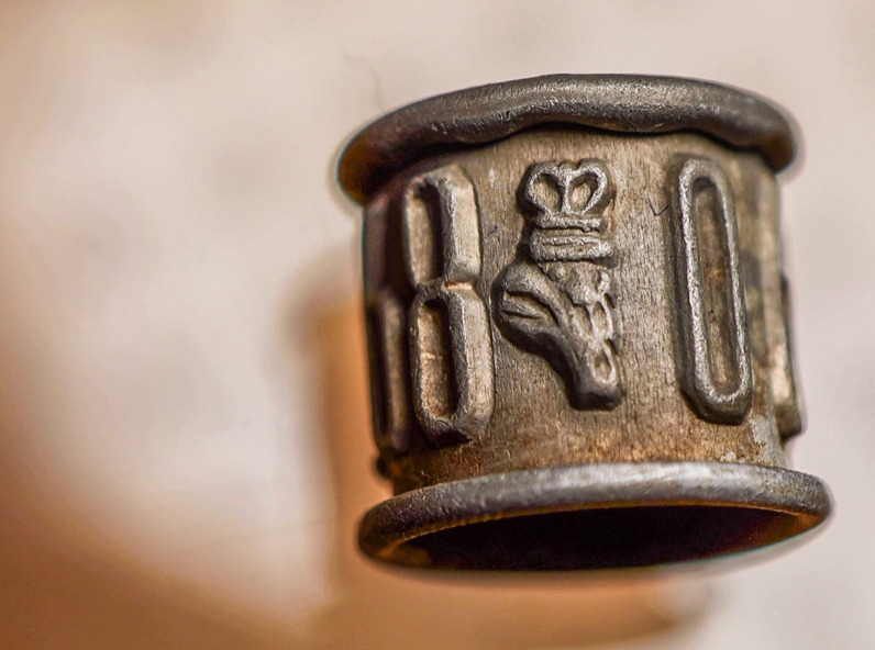 Brieftaubenring mit Adlerkopf und Krone